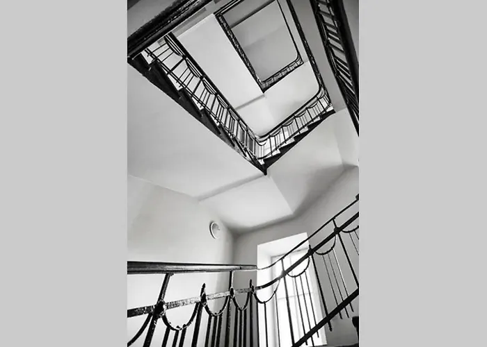 HOUSEHOST Apartment III: Podbrzezie Street